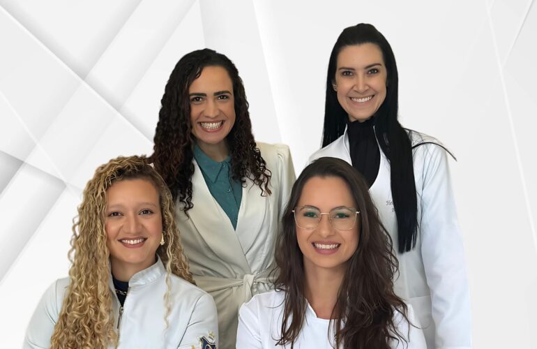 Equipe da Sinapse Aparelhos Auditivos pronta para oferecer acompanhamento e tratamento auditivo em Belo Horizonte e Pedro Leopoldo