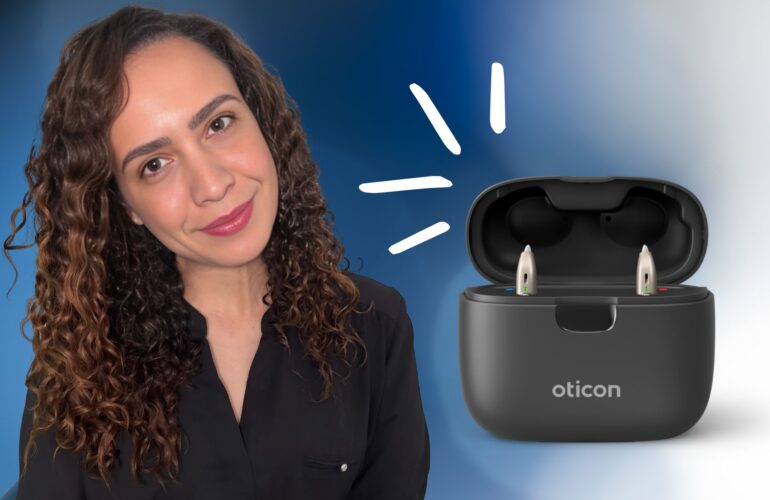Tati sorrindo ao lado de um aparelho auditivo, representando atendimento personalizado em Belo Horizonte e Pedro Leopoldo