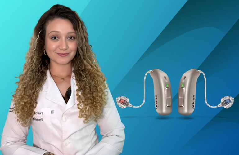 Fonoaudióloga em Belo Horizonte apresentando um aparelho auditivo moderno durante consulta para tratamento de perda auditiva