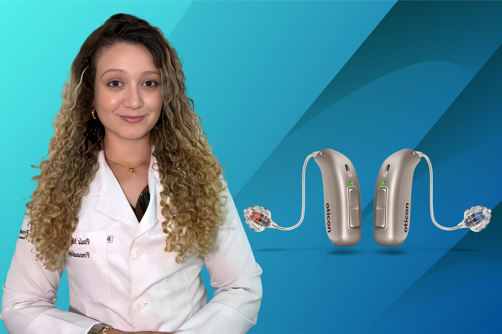 Fonoaudióloga em Belo Horizonte apresentando um aparelho auditivo moderno durante consulta para tratamento de perda auditiva