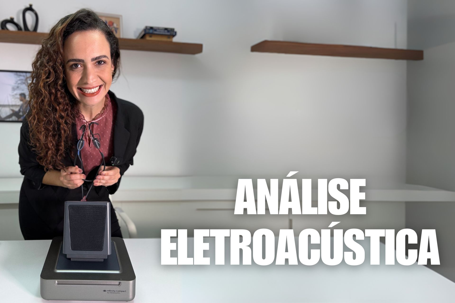 Profissional fonoaudióloga realizando análise eletroacústica