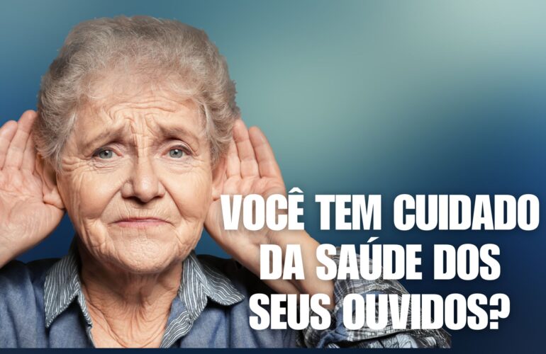 Mulher com a mão sobre a orelha, transmitindo a sensação de dificuldade para ouvir ou de escuta atenta.